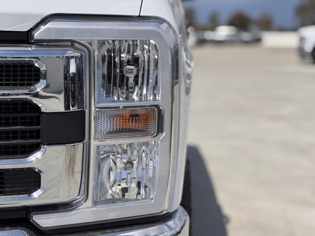 2025 Ford F-350 XLT photo 3