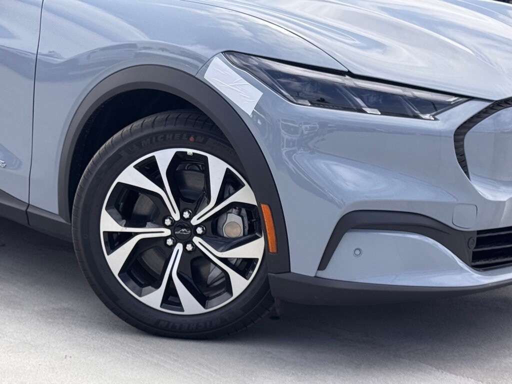 2025 Ford Mustang Mach-E Select photo 3