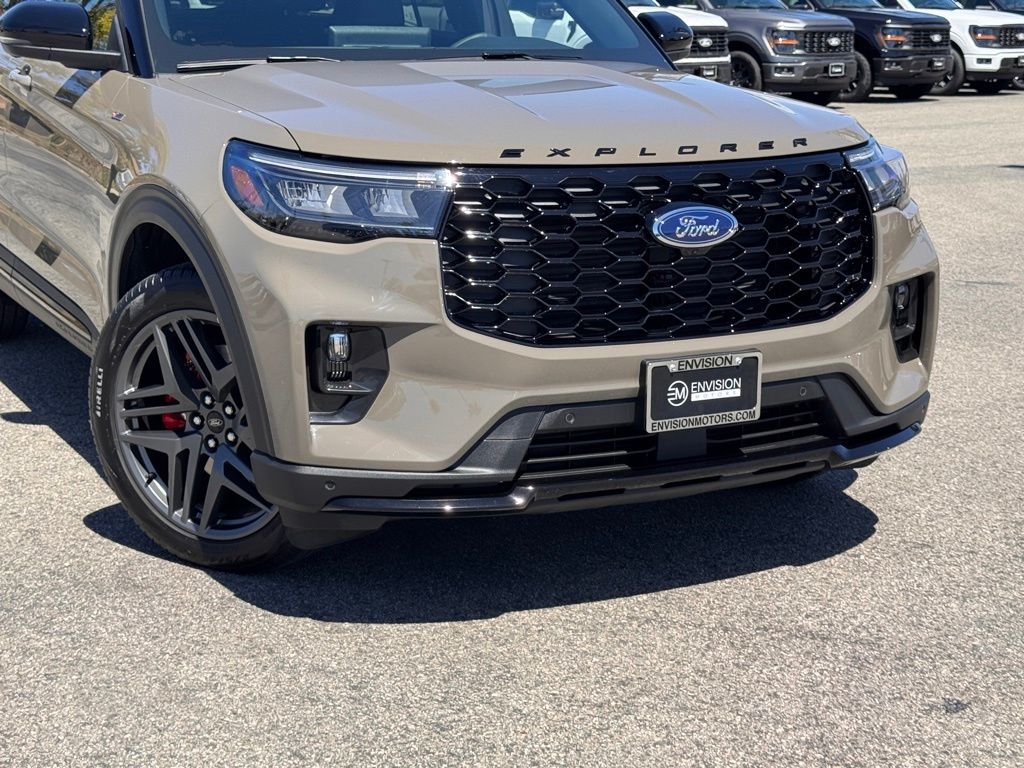 2026 Ford Explorer ST-Line photo 2