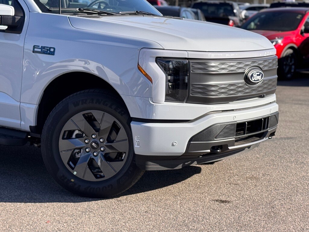 2025 Ford F-150 Lightning Lariat photo 3