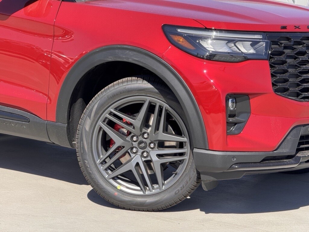 2025 Ford Explorer ST photo 4