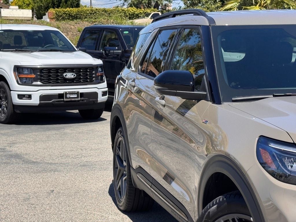 2026 Ford Explorer ST-Line photo 4