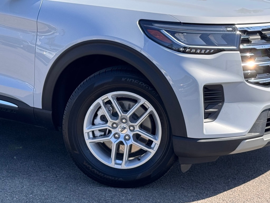 2025 Ford Explorer photo 4