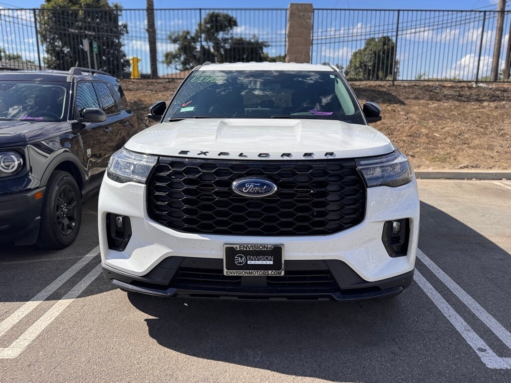 2025 Ford Explorer ST-Line photo 2