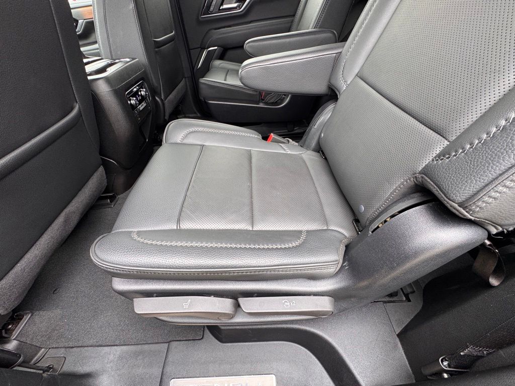 2025 GMC Yukon Denali - Photo 30
