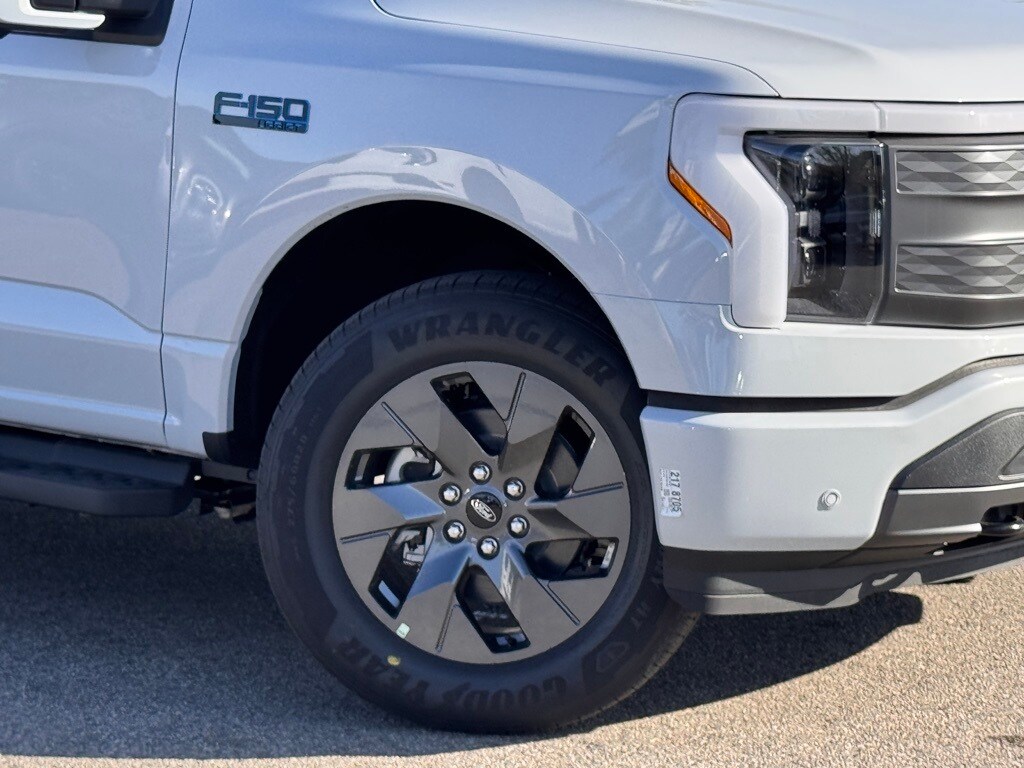 2025 Ford F-150 Lightning Lariat photo 4