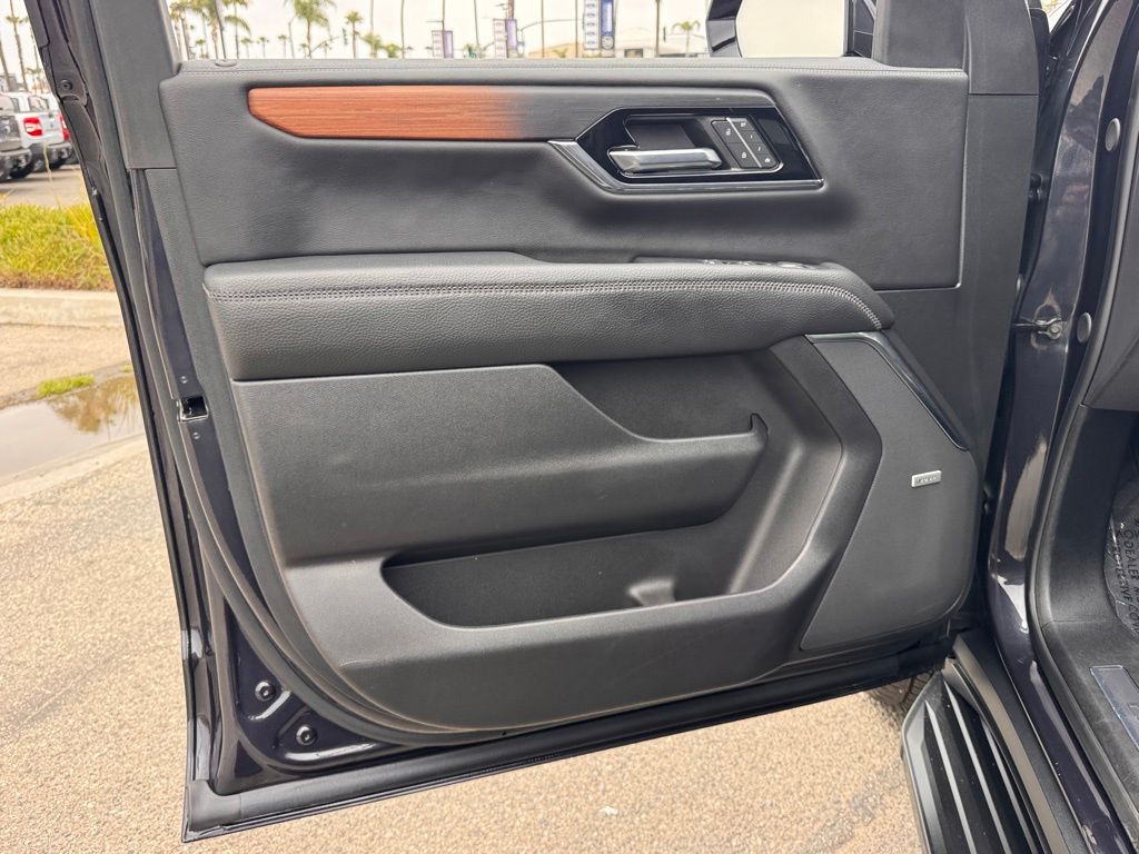 2025 GMC Yukon Denali - Photo 16