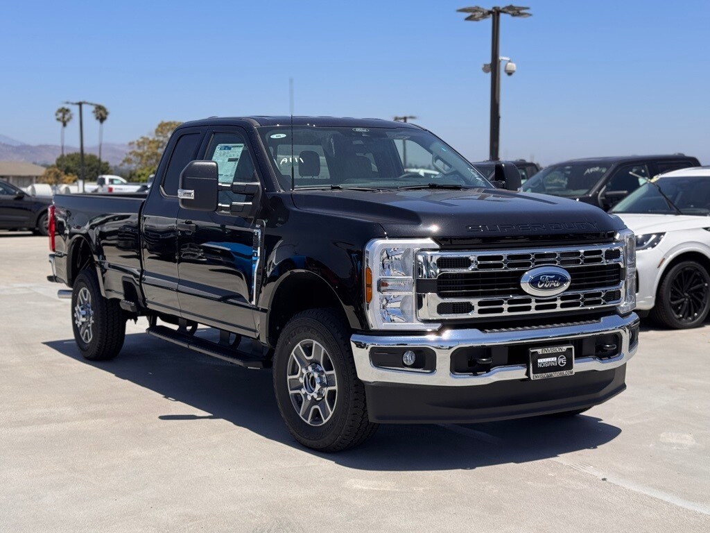 2025 Ford F-350 XLT photo 2