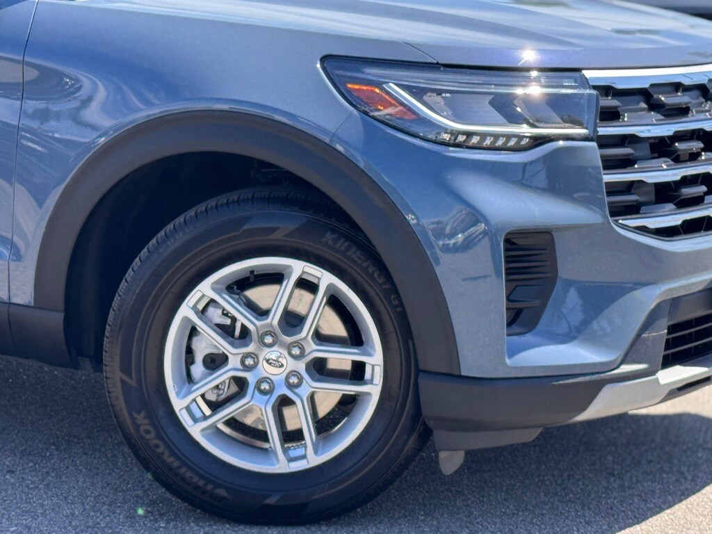 2025 Ford Explorer photo 2