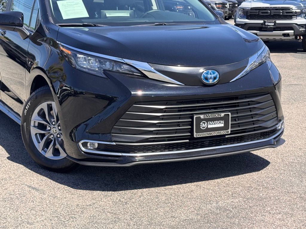 2024 Toyota Sienna XLE 8 Passenger photo 2
