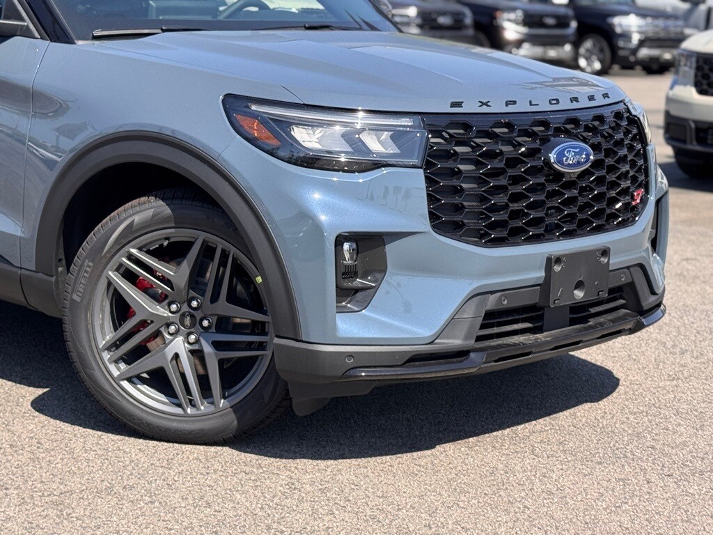 2025 Ford Explorer ST photo 2