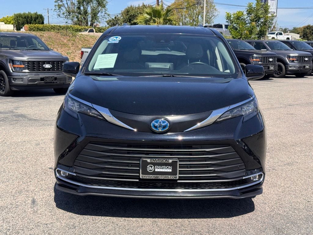 2024 Toyota Sienna XLE 8 Passenger photo 5
