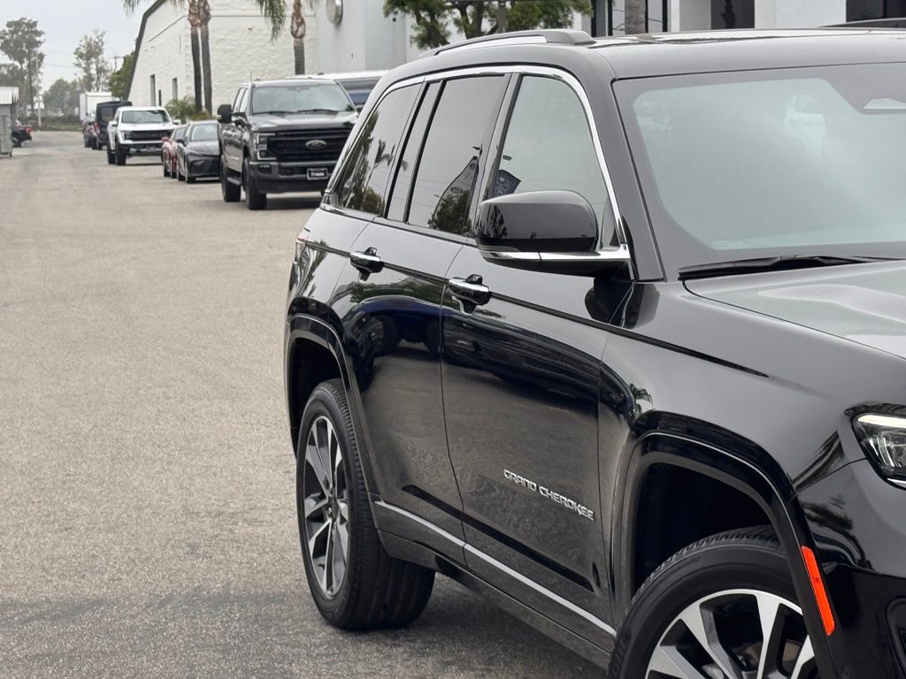 2023 Jeep Grand Cherokee Overland photo 4