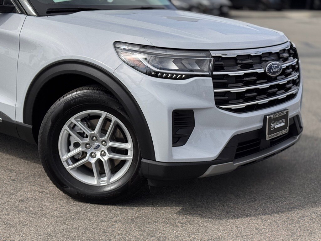 2025 Ford Explorer photo 3