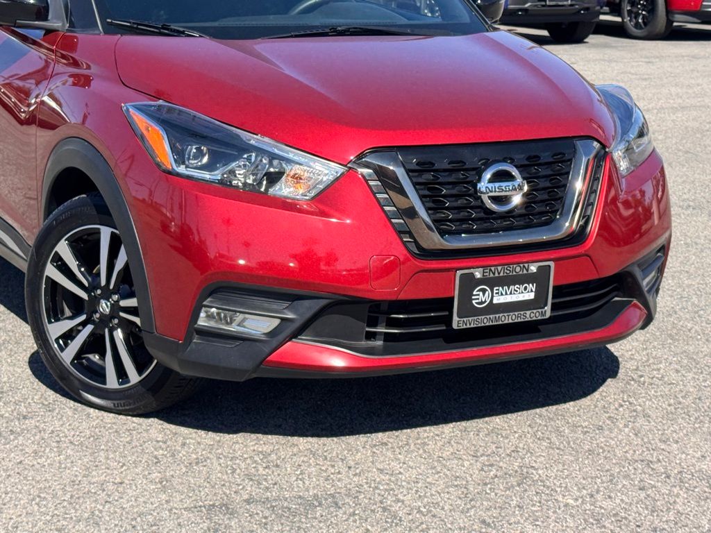 2019 Nissan Kicks SR photo 2