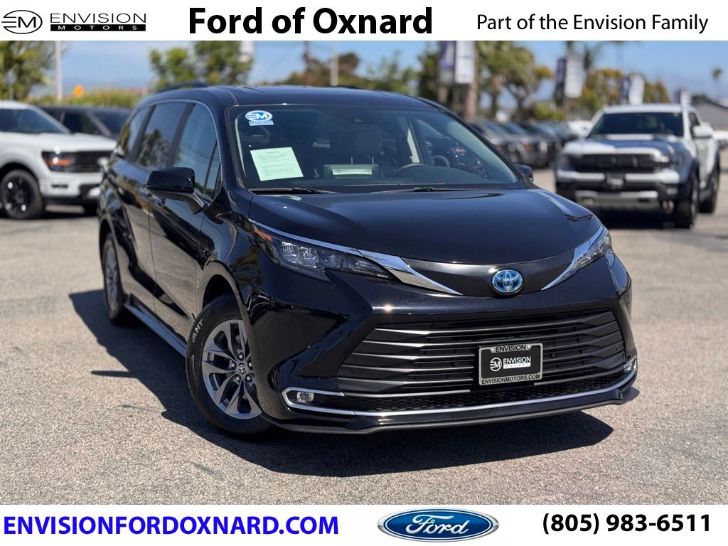 2024 Toyota Sienna XLE 8 Passenger photo 1