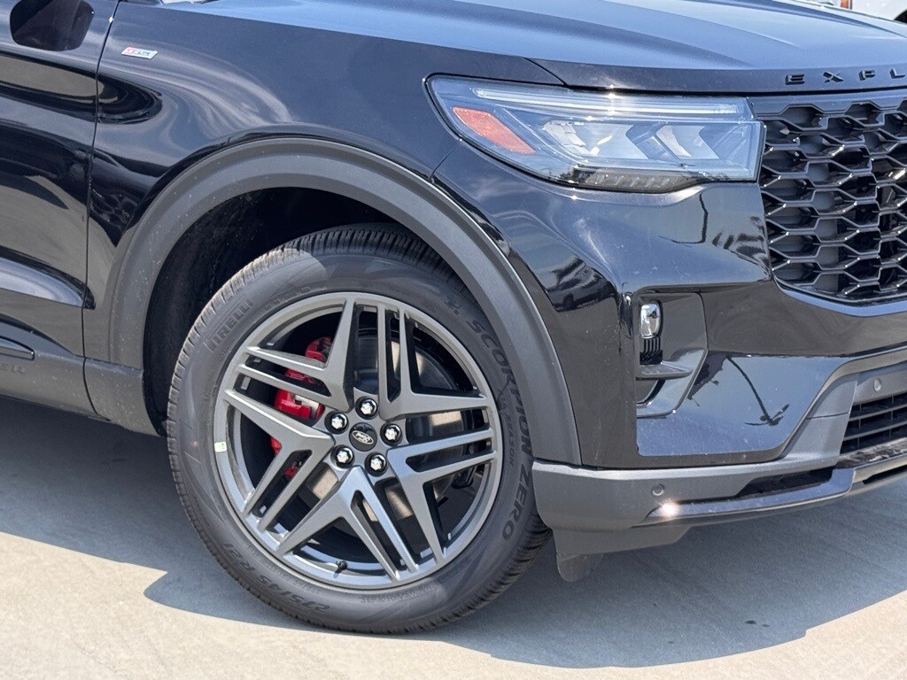 2025 Ford Explorer ST-Line photo 2
