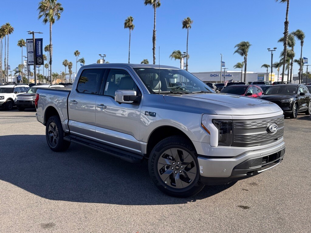 2025 Ford F-150 Lightning Lariat photo 2