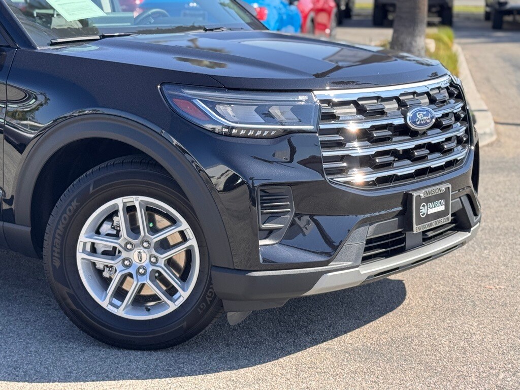 2025 Ford Explorer photo 3
