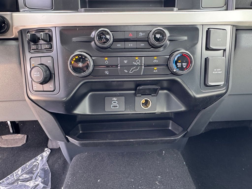 2025 Ford F-350 Super Duty XLT - Photo 24