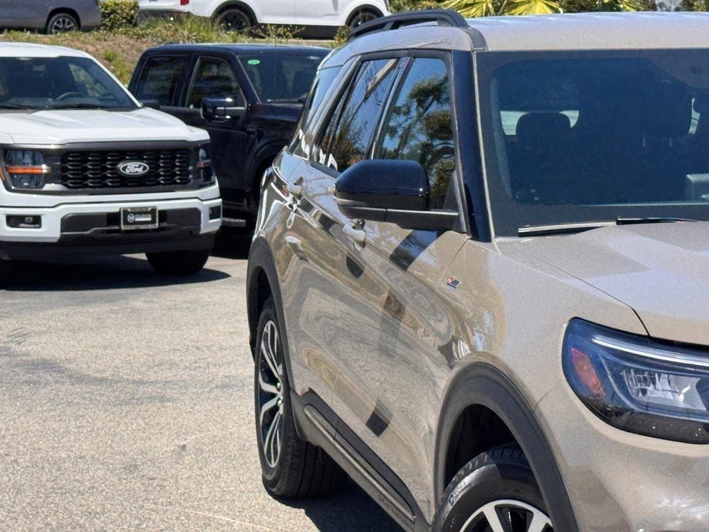 2026 Ford Explorer ST-Line photo 4
