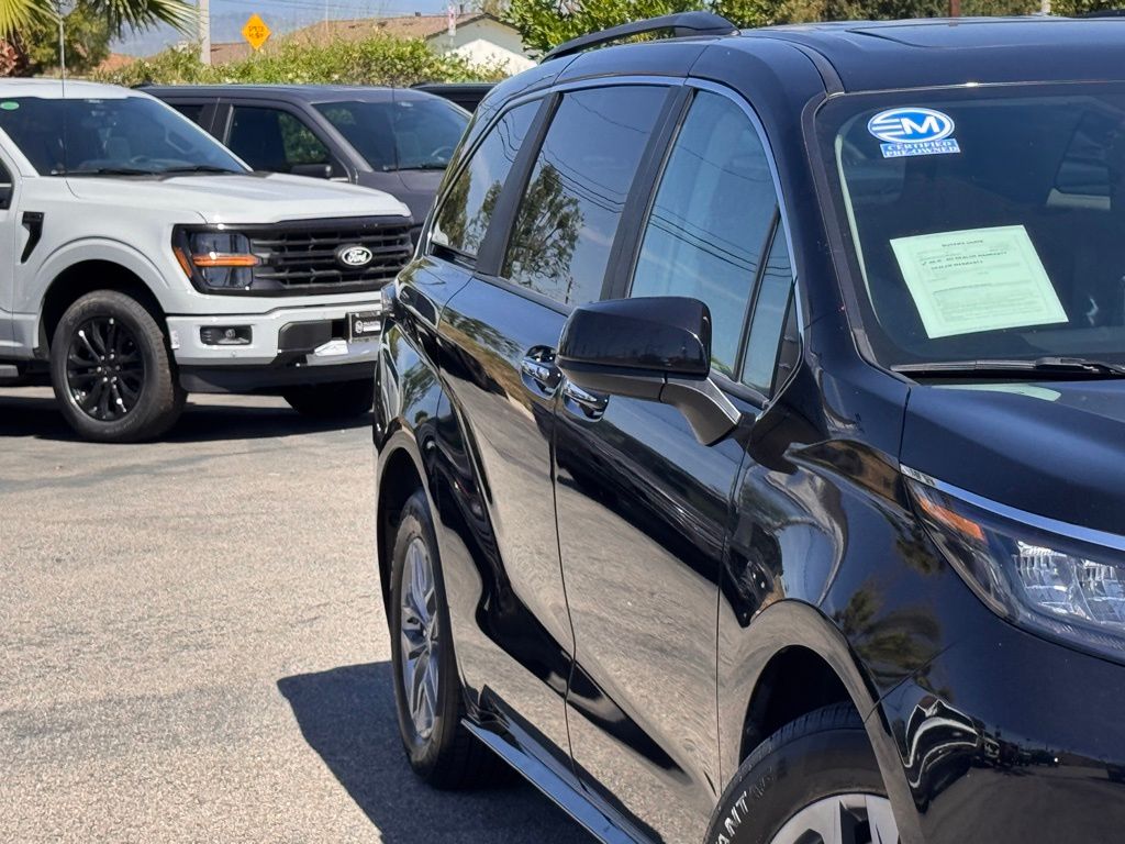 2024 Toyota Sienna XLE 8 Passenger photo 4
