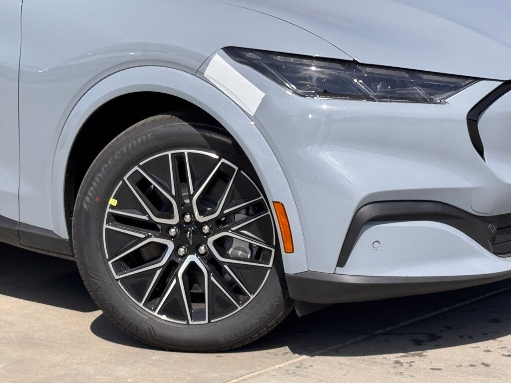 2025 Ford Mustang Mach-E Premium photo 3