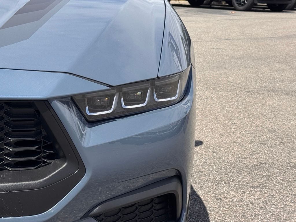 2025 Ford Mustang photo 3