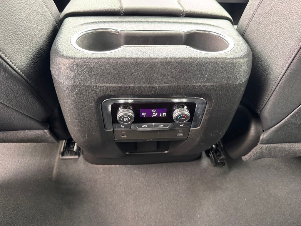 2025 GMC Yukon Denali - Photo 29