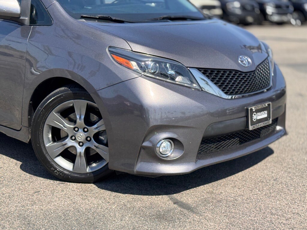 2015 Toyota Sienna SE photo 3