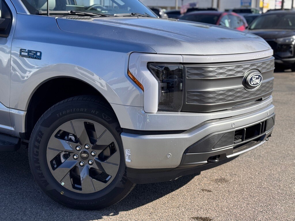 2025 Ford F-150 Lightning Lariat photo 3