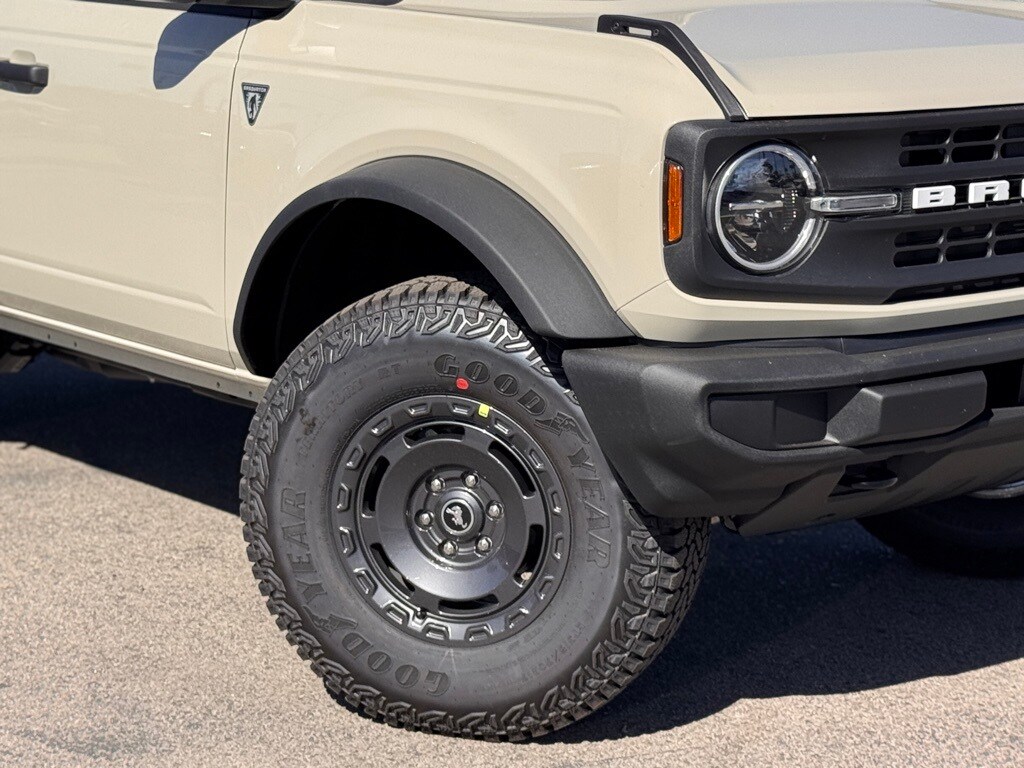 2025 Ford Bronco Base photo 2