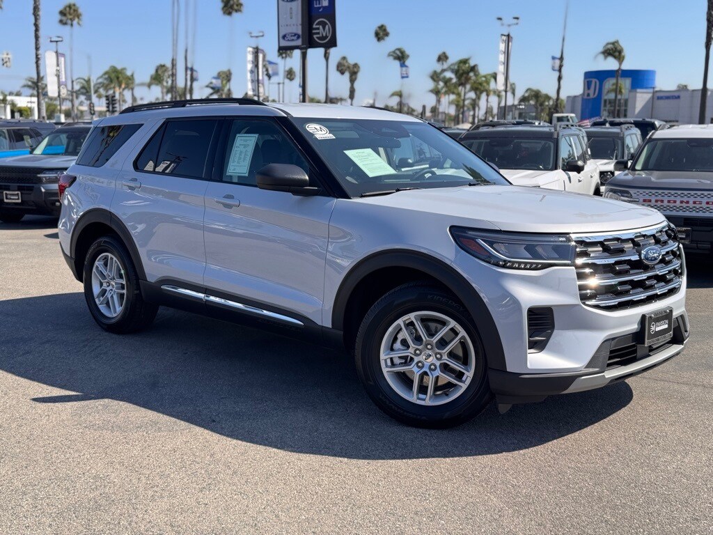 2025 Ford Explorer photo 2