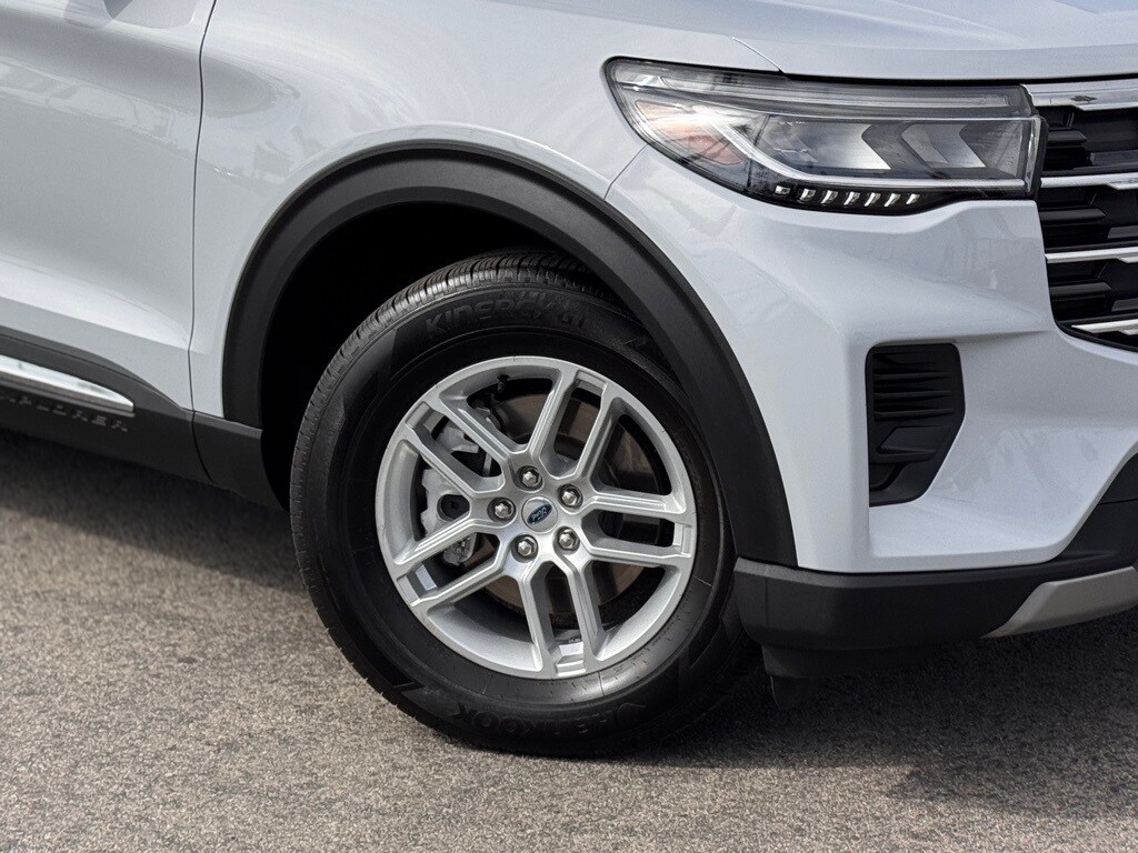 2025 Ford Explorer photo 4