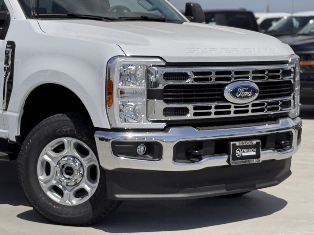 2025 Ford F-350 XLT photo 2
