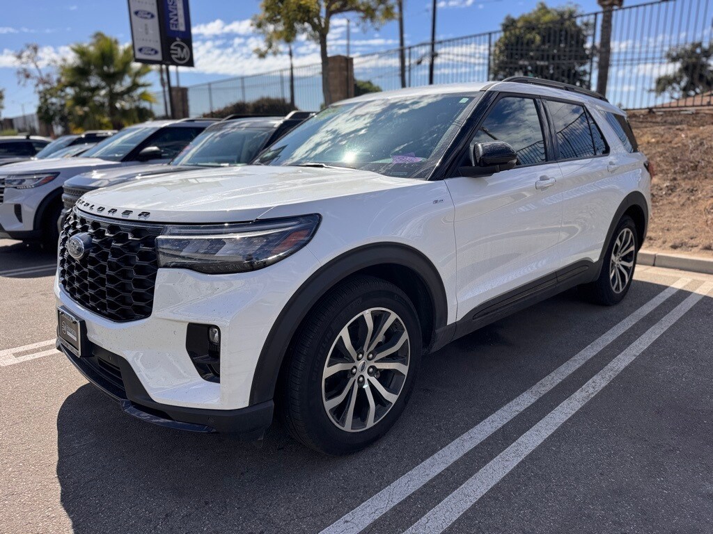 2025 Ford Explorer ST-Line photo 3