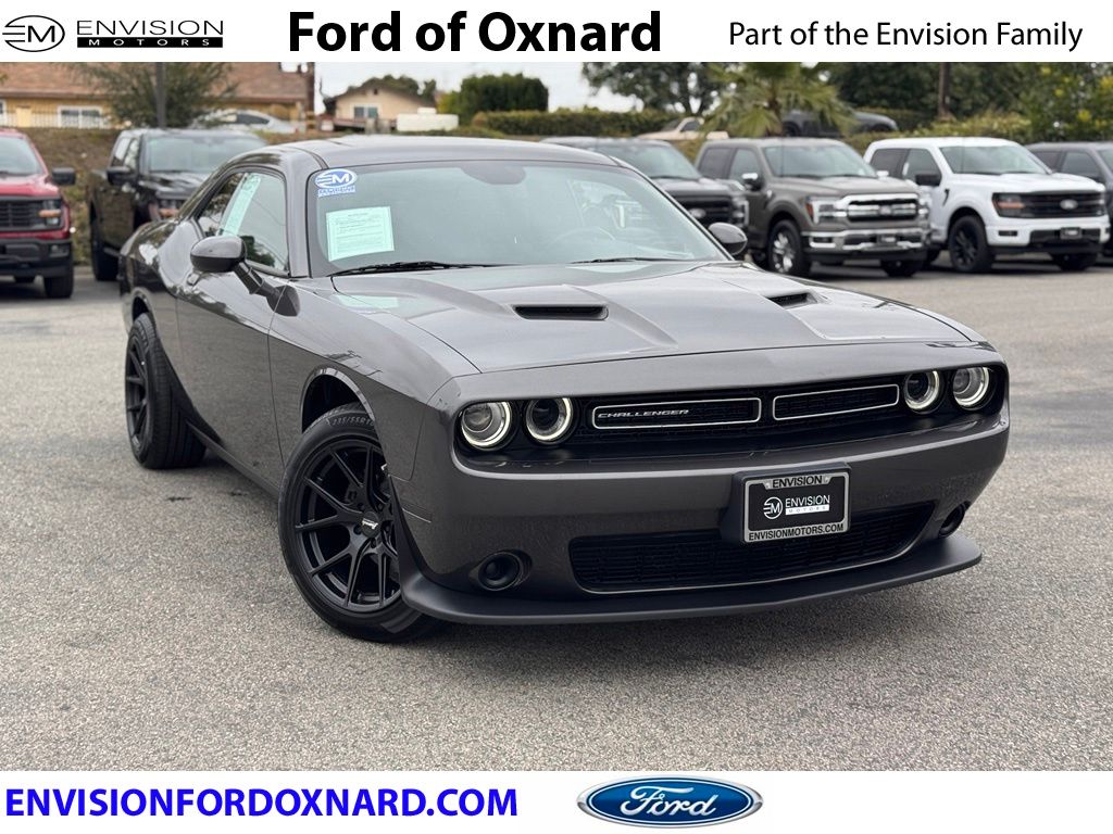 2017 Dodge Challenger SXT's photo