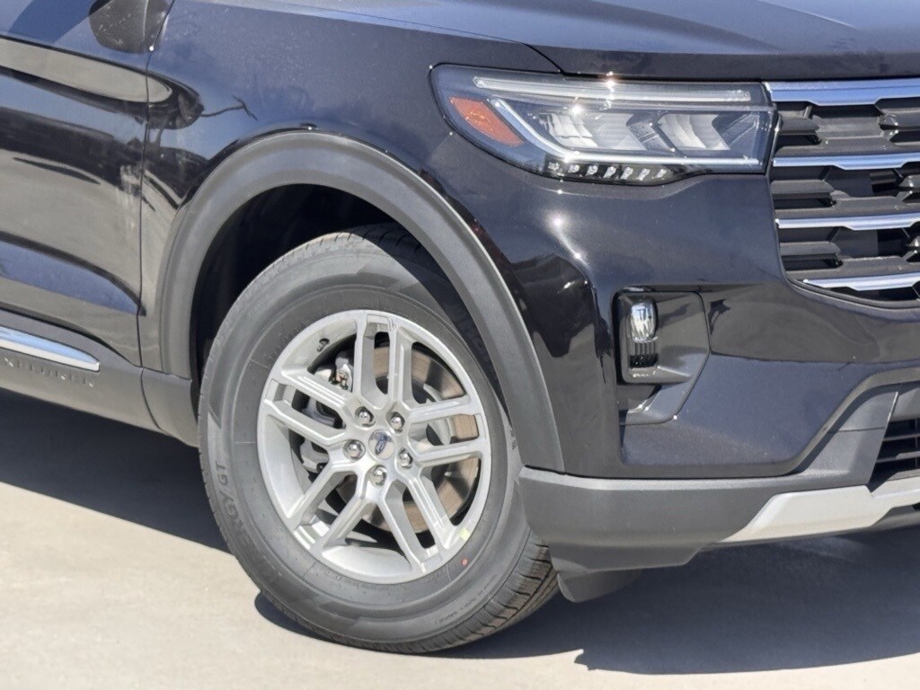 2025 Ford Explorer photo 3