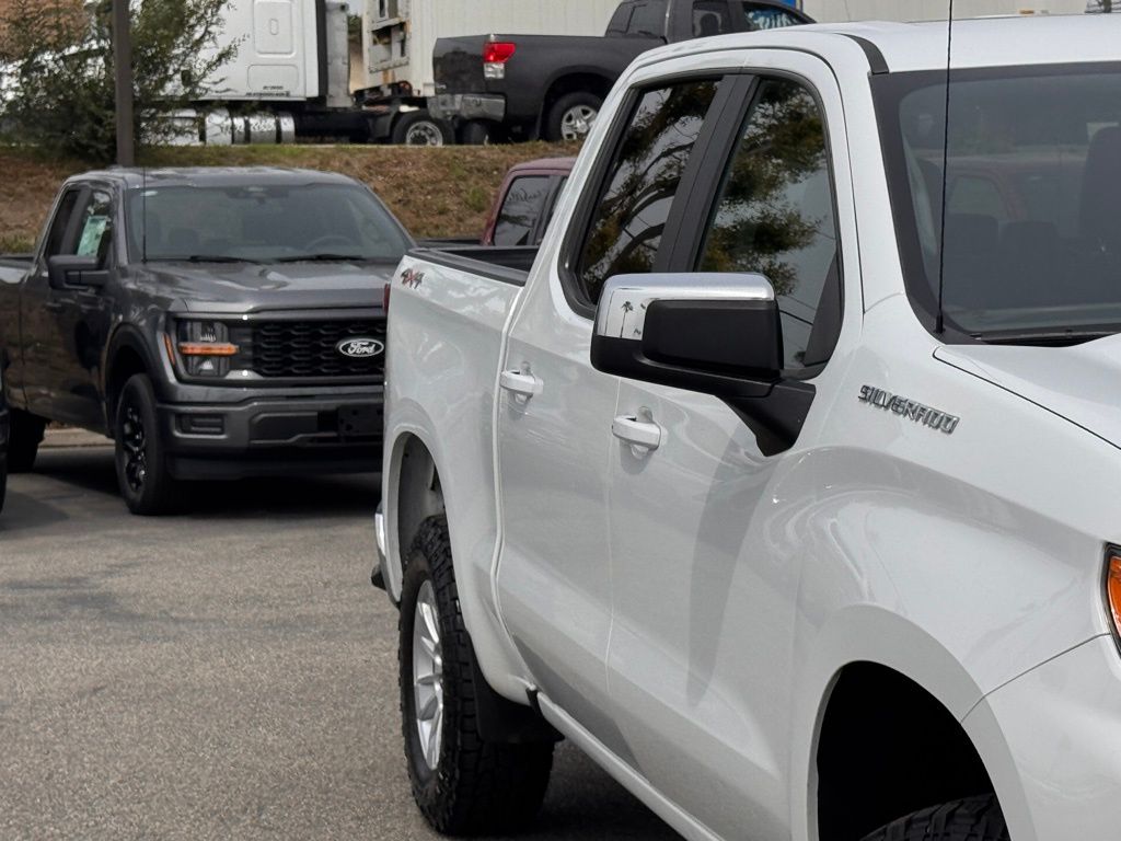 2023 Chevrolet Silverado 1500 LT w/1LT photo 4