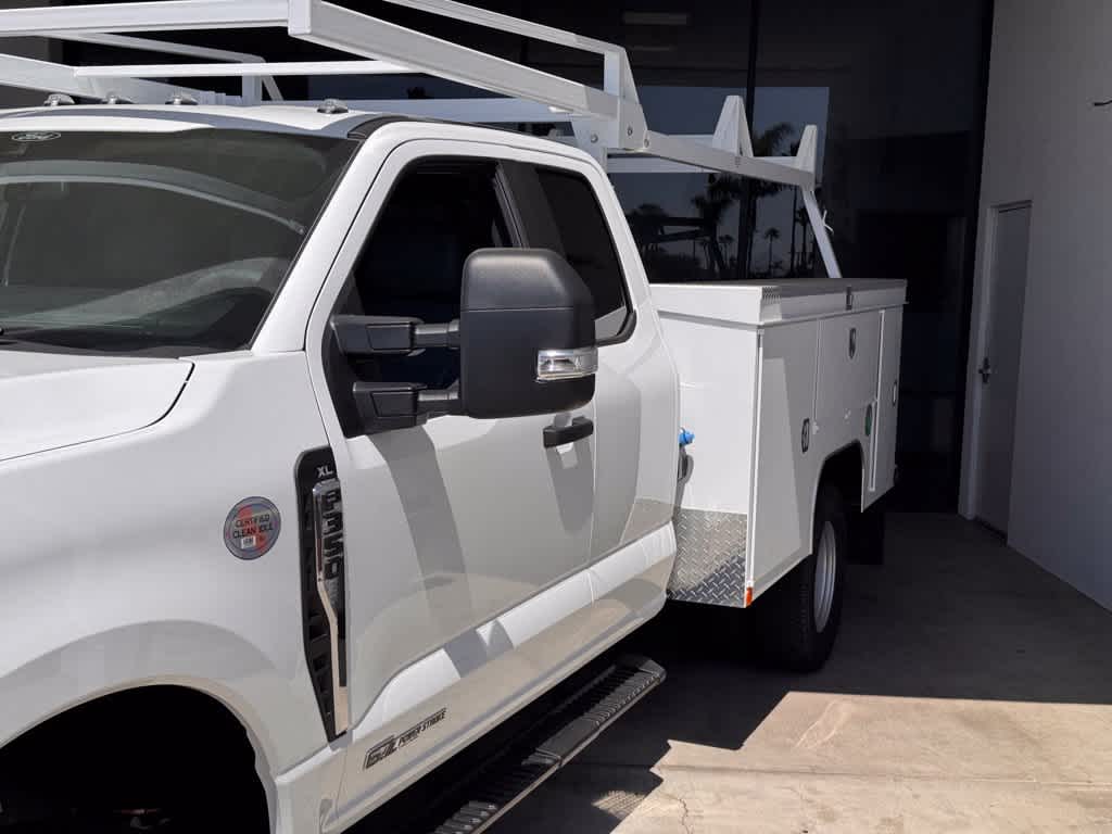 2025 Ford F-350 Super Duty Chassis Cab XL - Photo 9
