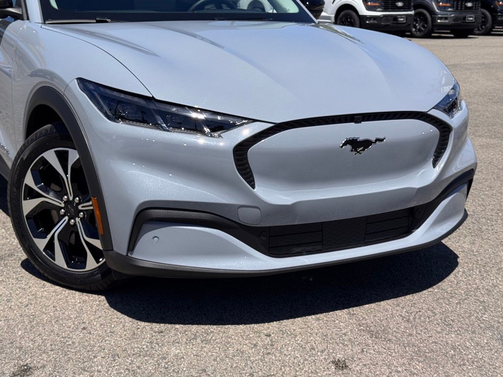 2025 Ford Mustang Mach-E Select photo 2