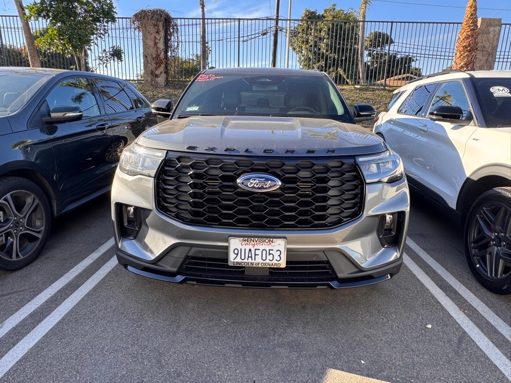 2025 Ford Explorer ST-Line photo 2