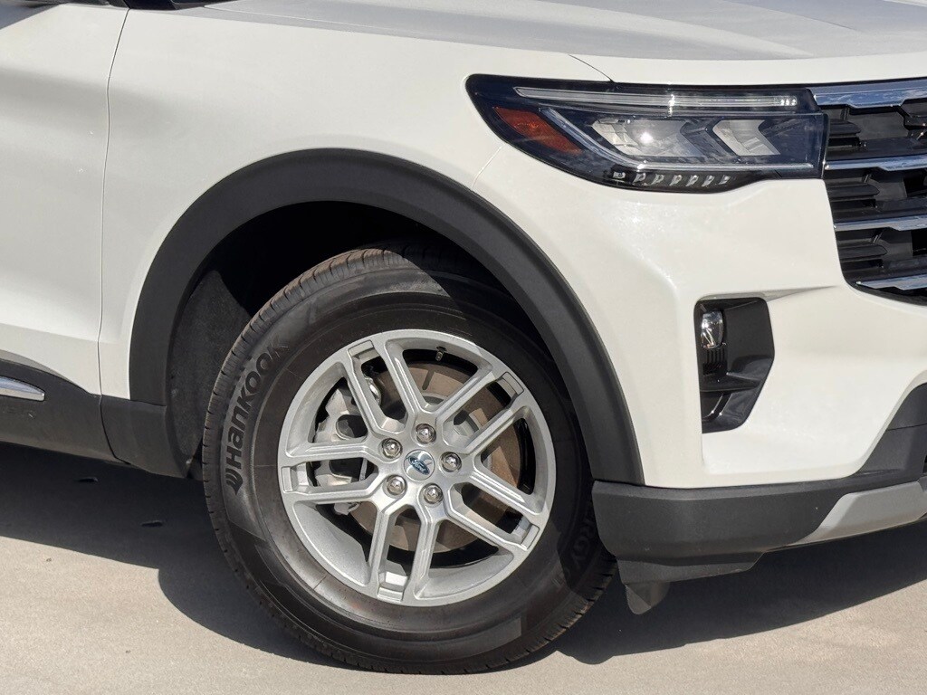 2025 Ford Explorer photo 2