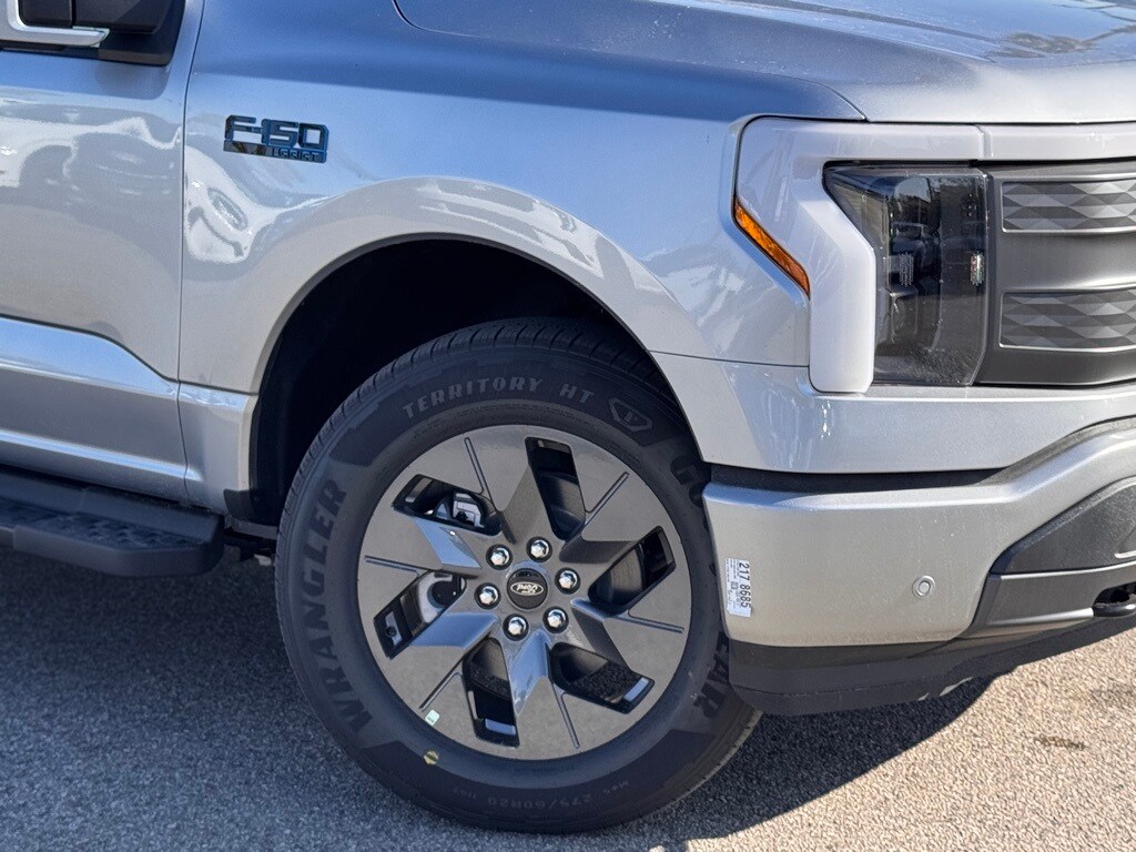 2025 Ford F-150 Lightning Lariat photo 4