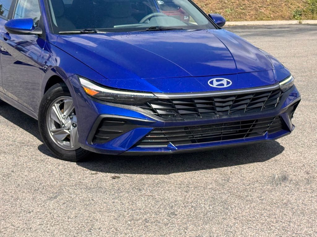 2024 Hyundai Elantra SE photo 2