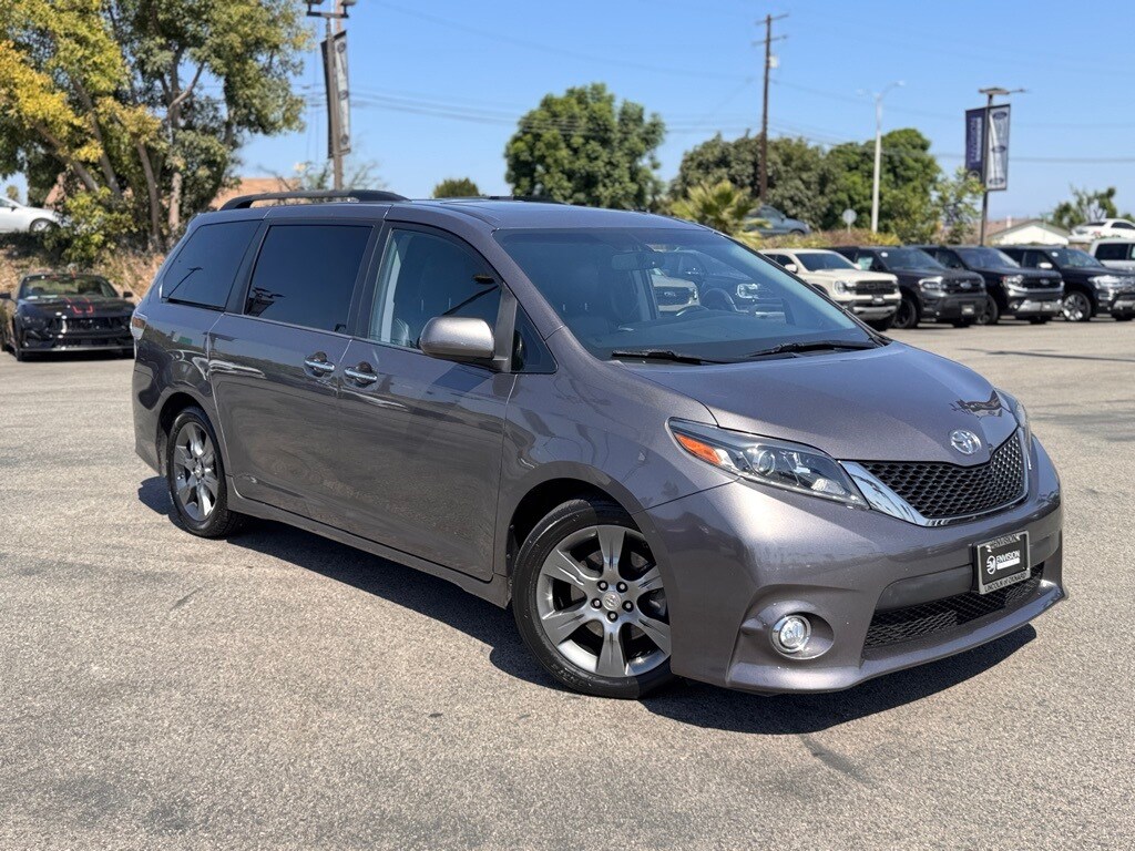 2015 Toyota Sienna SE photo 2