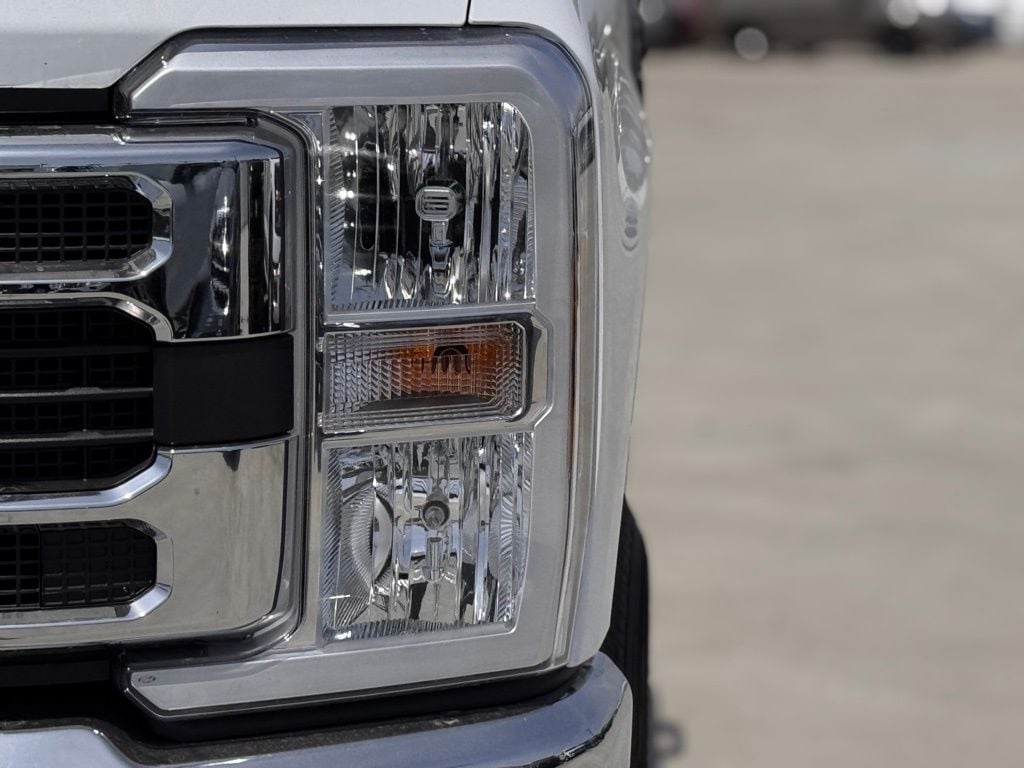 2025 Ford F-350 Super Duty XLT - Photo 8