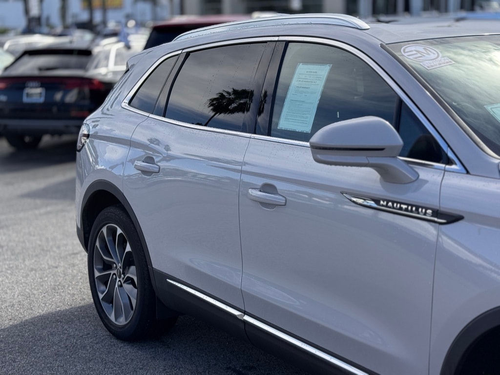 2023 Lincoln Nautilus Reserve photo 3