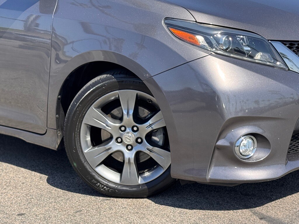2015 Toyota Sienna SE photo 4