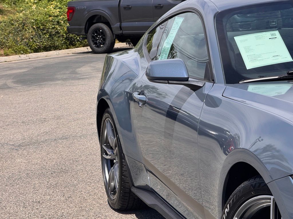 2025 Ford Mustang photo 4